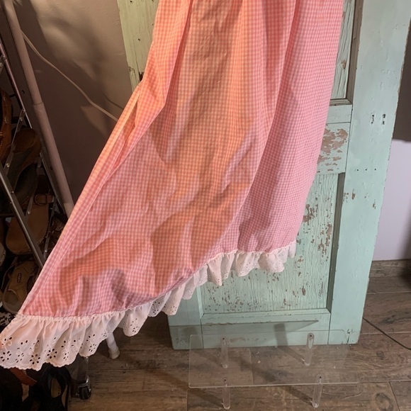 Women’s 50s styled pink gingham maxi apron with white lace trimming - Picture 4 of 4